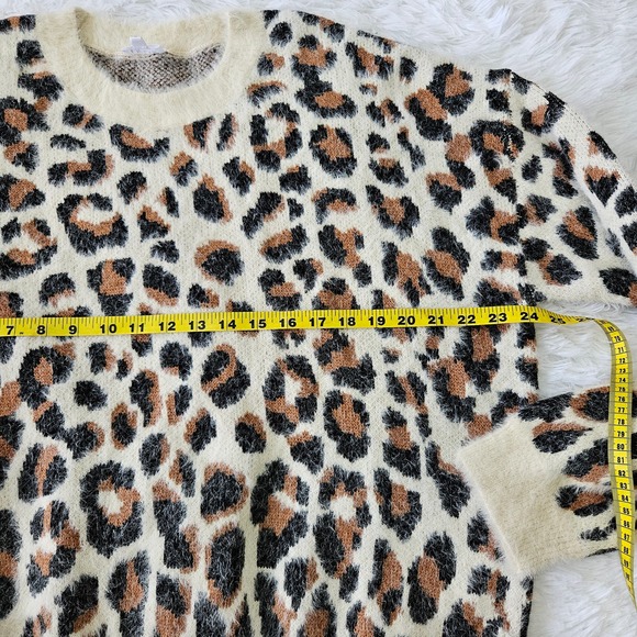 Le Lis Women's Fuzzy Leopard Print Crewneck Sweater. Size S - Picture 5 of 7
